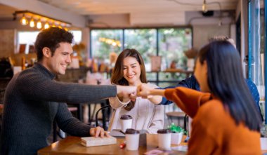 Takım yumrukları Başarı Elleri iş kurma takım çalışması, iş birliği takım çalışması konsepti