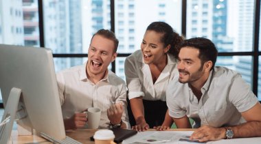 İş adamları ofis binası manzarasında toplanıyorlar. Çalışma ve proje hakkındaki fikirleri ortaklarla paylaşan bir grup iş adamı 