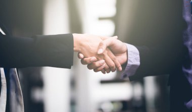 İş dünyasından insanların el sıkışması. İş arkadaşları takım çalışması toplantısı. El sıkışın ve tokalaşın..