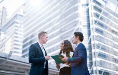 Bir grup iş adamı. İş adamları toplanıyor, konuşuyor ve fikirlerini paylaşıyorlar.