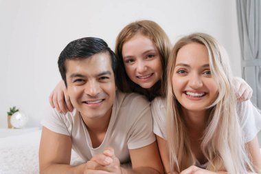 Mutlu aile portresi yatakta birlikte vakit geçirir. aile ve ev kavramı