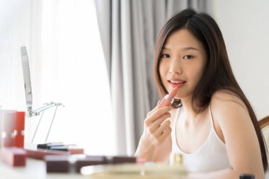 Rujla genç Asyalı kadın makyajı