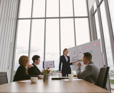 Kanguru 'yla buluşurken ayakta duran ve sunum yapan iş kadını