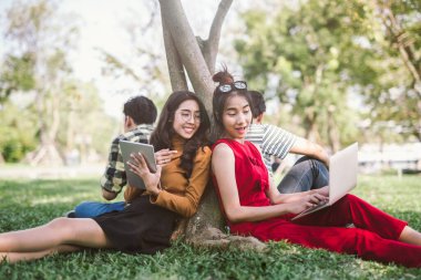 Yaz, internet, eğitim, kampüs ve genç concept - grup öğrencileri veya gençler dışarı asılı dizüstü ve tablet bilgisayarlar ile