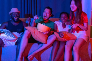 Bir grup arkadaş TV 'de maç ve film izlerken eğleniyorlar. Eğleniyor ve kutluyoruz.