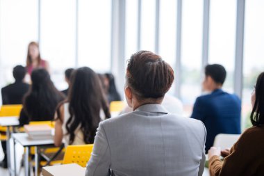 Seminer sınıfındaki büyük grup konferans seminer odasında konuşmacı ile aynı fikirde.