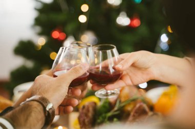 Birlikte yemek yiyen bir grup insan. Akşam Yemeği Şarap Kutlama Partisi Şükran Günü Kavramı