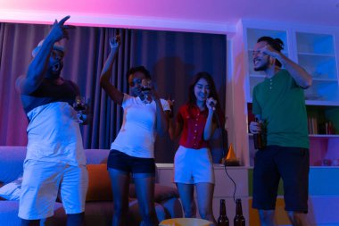 Bira içen ve kızartan biralı bir grup mutlu arkadaş 