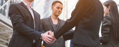 İş Dünyası İş Arkadaşları Takım Çalışması Toplantısı. El ele tutuşun ve şehirde el sıkışın.