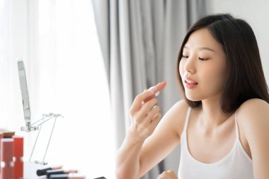 Rujla genç Asyalı kadın makyajı