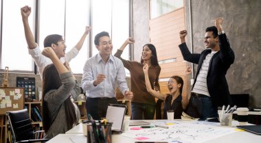 Asya takımının yaratıcı iş adamlarından oluşan bir grup başarılı ortaklık konsepti oldukları için mutlular.