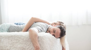 Çiftler birlikte uyur ve birlikte uyurlar.