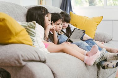telefon, akıllı telefon, kanepe, film, internet, 5, afrikan, asyalı, güzel, erkek, çizgi film, beyaz, çocuk, çocukluk, çocuklar, sevimli, dijital, eğitim, eğlence, eğlence, eğlence, arkadaşlar, arkadaşlık, eğlence, eğlence, eğlence, alet, kız, kız, grup, mutlu, ev, ev, eğlence, çocuk, öğrenme,
