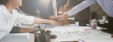 Bir grup yaratıcı iş adamı el ele verip ortaklık konseptine katılıyor.