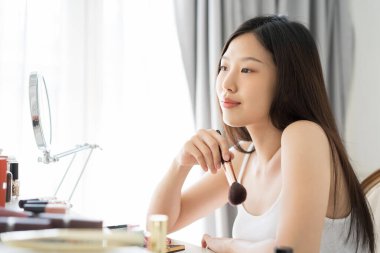 Makyaj fırçasından genç Asyalı kadın makyajı