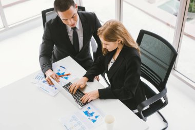 İş adamları modern büroda rapor veriyor ve çalışıyor