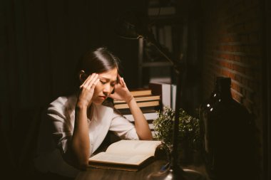 Çalışmadan dolayı genç Asyalı kız strese girdi