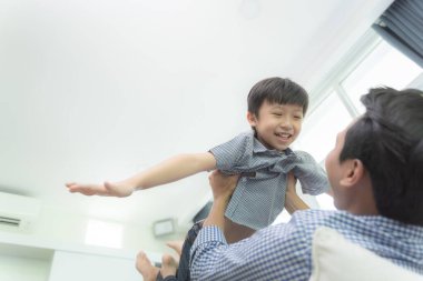 Mutlu oğul babasıyla oynarken babasıyla eve dönüyor ve baba evde yatakta yatıyor.