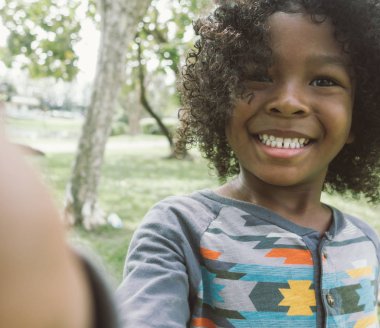 Çocuk parkta selfie çekiyor.
