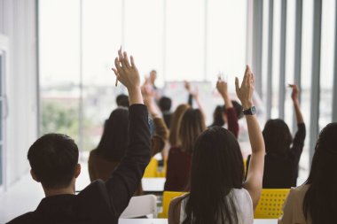 Konferansta seminer sınıfında büyük bir grubun ellerini ve kollarını kaldırdı.