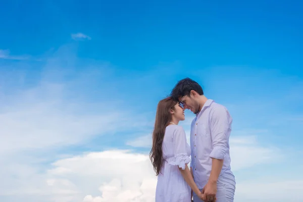 Paar Liefde Wolk Lucht Achtergrond Joyful Meisje Hand Hand Jong — Stockfoto