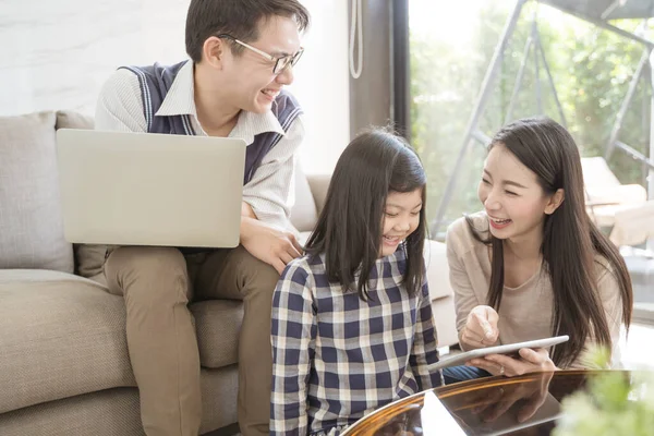 Feliz Asiático Familia Pasar Tiempo Juntos Sofá Sala Estar Concepto —  Fotos de Stock