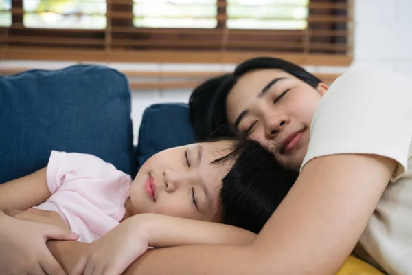 Asiatisk Familj Mamma Och Dotter Sover Soffan Vardagsrummet Hemma — Stockfoto