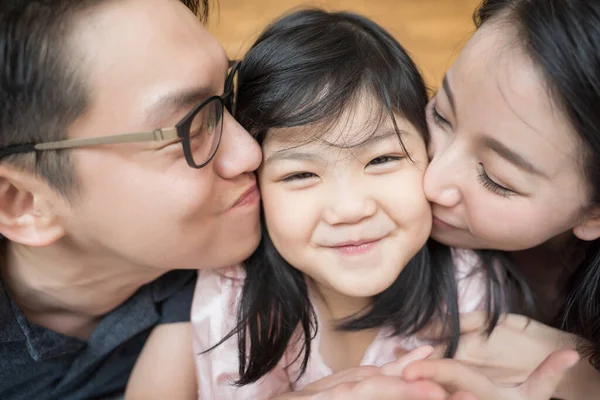 Азійські Батьки Цілують Свою Маленьку Дочку Обидві Щоки Родинний Портрет — стокове фото