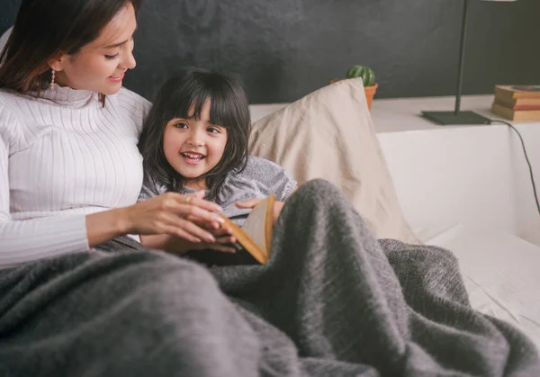 Мати Дочка Читають Книгу Вдома Спальні — стокове фото