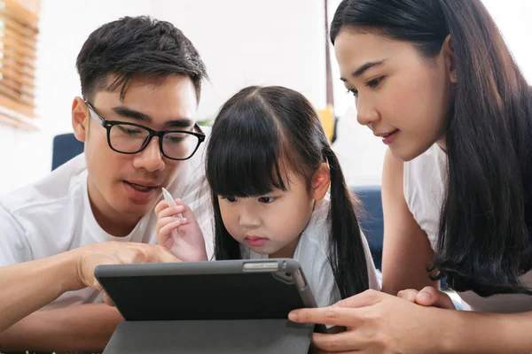 Familia Asiática Pasando Tiempo Juntos Sala Estar Hija Usando Tableta —  Fotos de Stock