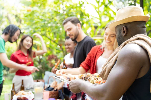 Grupo Personas Brindar Por Celebración Cervezas Tener Una Fiesta Barbacoa — Foto de Stock