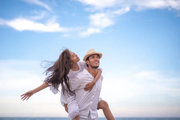 Feliz Casal Relaxante Apaixonado Férias Verão Praia Menina Alegre Piggybacking — Fotografia de Stock