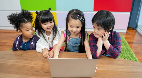 Grupo Niños Pequeños Diversidad Viendo Películas Juntos Ordenador Portátil Niños —  Fotos de Stock