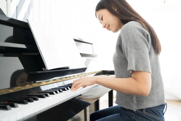 Porträtt Asiatisk Kvinna Spelar Piano — Stockfoto