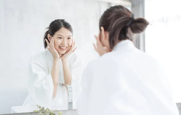 Kadın Cilt Bakımı Genç Asyalı Kadın Yüzüne Dokunuyor Banyoda Aynaya — Stok fotoğraf