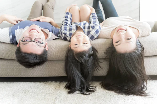 Retrato Feliz Asiática Familia Colgando Boca Abajo Sofá Sala Estar — Foto de Stock