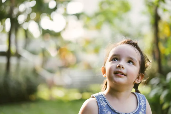 Retrato Menina Parque Natureza Crianças Bonitos Olhando Para Cima — Fotografia de Stock