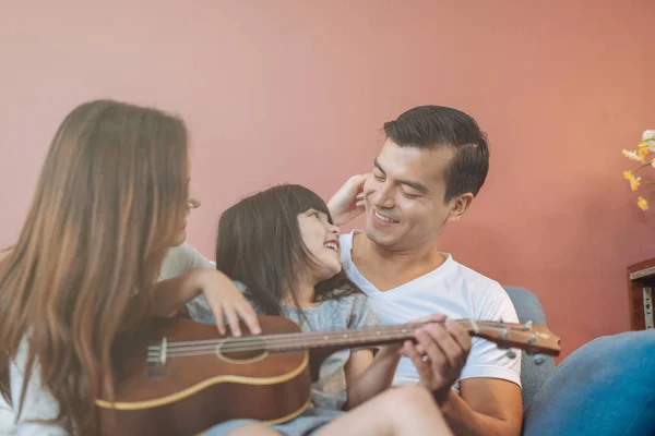Familia Feliz Con Guitarra Casa Padre Ver Hija Jugando Guitarra — Foto de Stock
