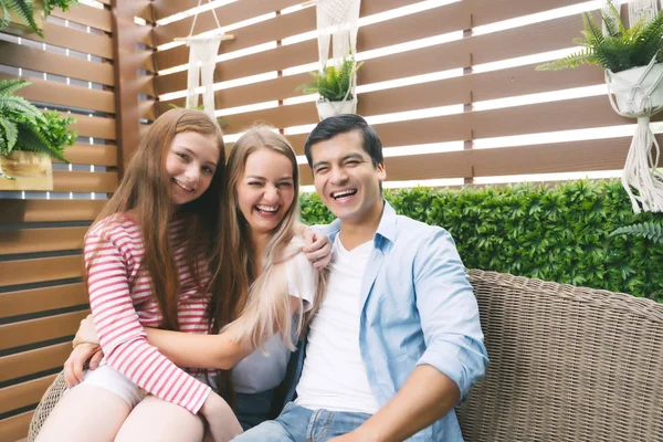 Retrato Feliz Familia Pasando Tiempo Juntos Aire Libre — Foto de Stock