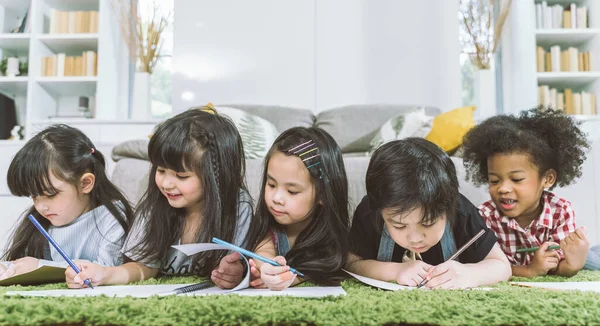 Группа Маленьких Дошкольников Рисует Бумагу Цветными Карандашами Портрет Друзей Детей — стоковое фото