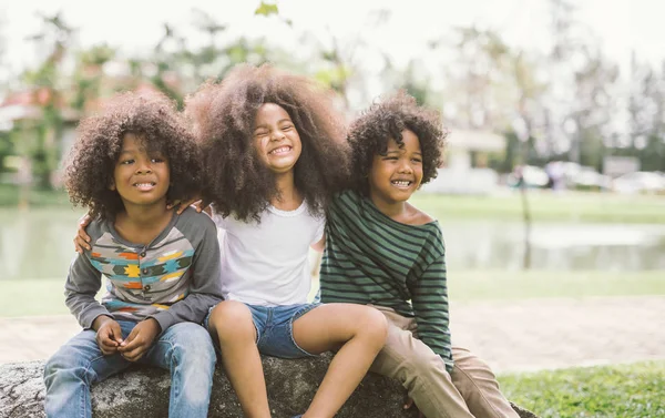 Kinderen Vriendschap Saamhorigheid Glimlachen Geluk Concept Schattig Afrikaanse Amerikaanse Kleine — Stockfoto