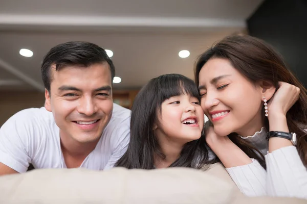 Mutlu Asyalı Aile Oturma Odasındaki Kanepede Birlikte Vakit Geçiriyor Aile — Stok fotoğraf