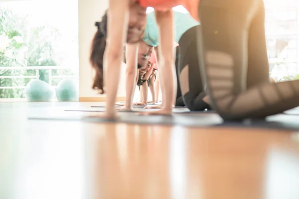 Evde Yoga Yapan Asyalı Kadın Rahatlama Meditasyonu Yapıyor — Stok fotoğraf