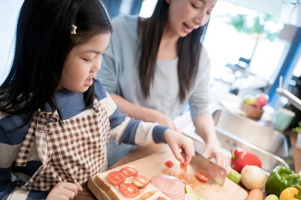 Hija Madre Preparando Sándwich Ensalada Para Desayuno Cocina — Foto de Stock