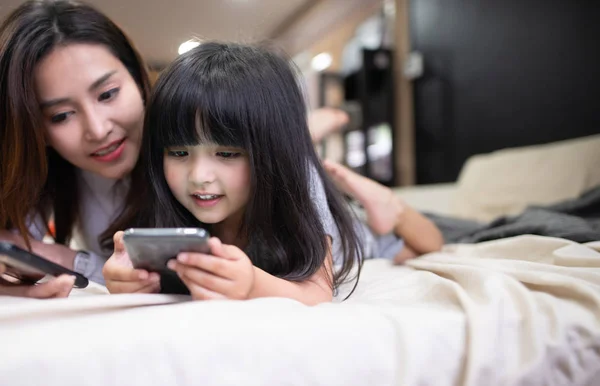 Retrato Filha Feliz Jogando Smartphone Com Sua Mãe — Fotografia de Stock