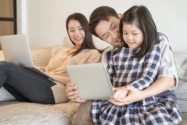 Feliz Asiático Familia Pasar Tiempo Juntos Sofá Sala Estar Concepto —  Fotos de Stock