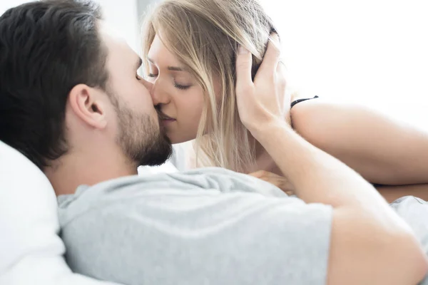 Jeune Couple Embrasser Dans Lit Couple Aimant Dans Chambre — Photo