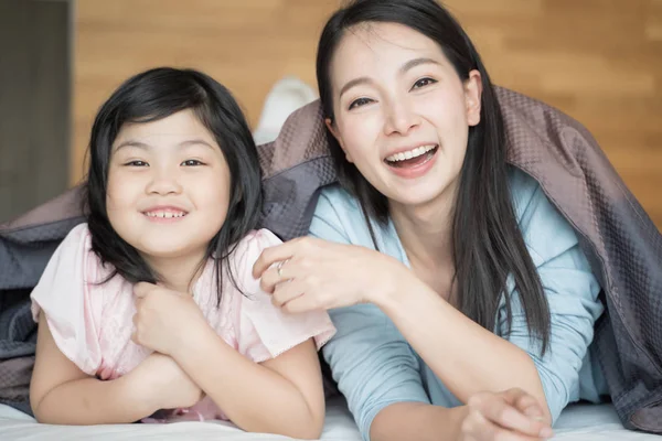 Mère Fille Enfant Fille Jouer Dans Chambre Mettre Une Couverture — Photo