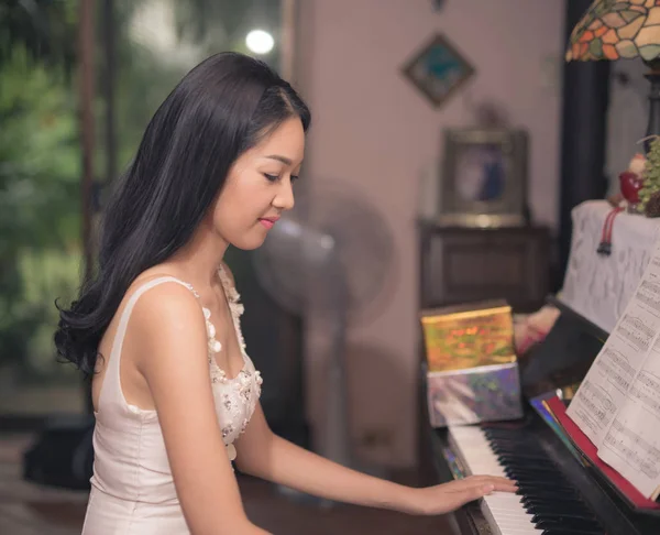 Piyano Çalan Asyalı Kadın — Stok fotoğraf