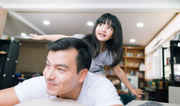 Happy Little Girl Daughter Playing Father While Ride Dad Back — 스톡 사진